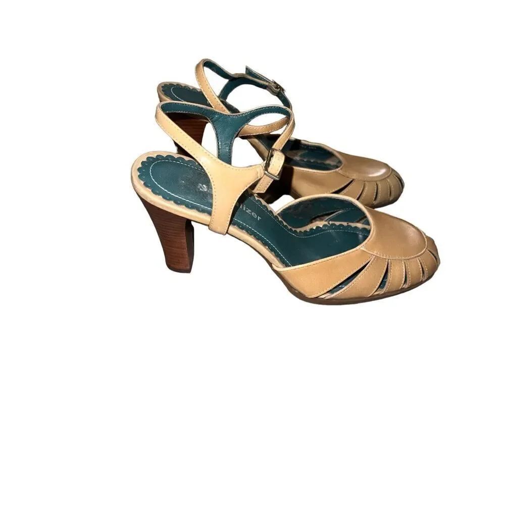 ✨Naturalizer Strappy Tan Sz 7.5 Sandals✨ - Picture 2 of 7